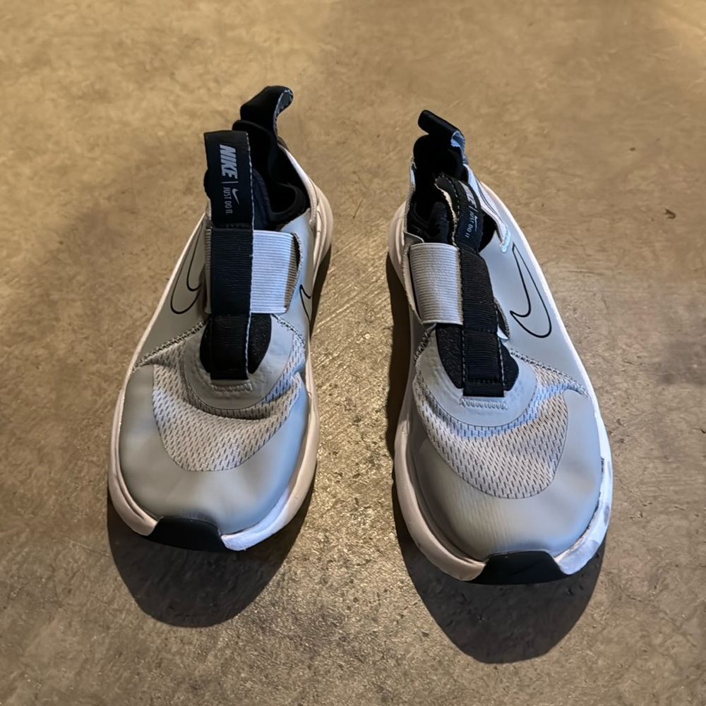 4Y Nike gray shoes